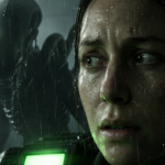 Primer plano de un personaje bajo la lluvia con un Xenomorfo acechando detrás, estilo fotorrealista de Alien Isolation 2 en Unreal Engine 5.